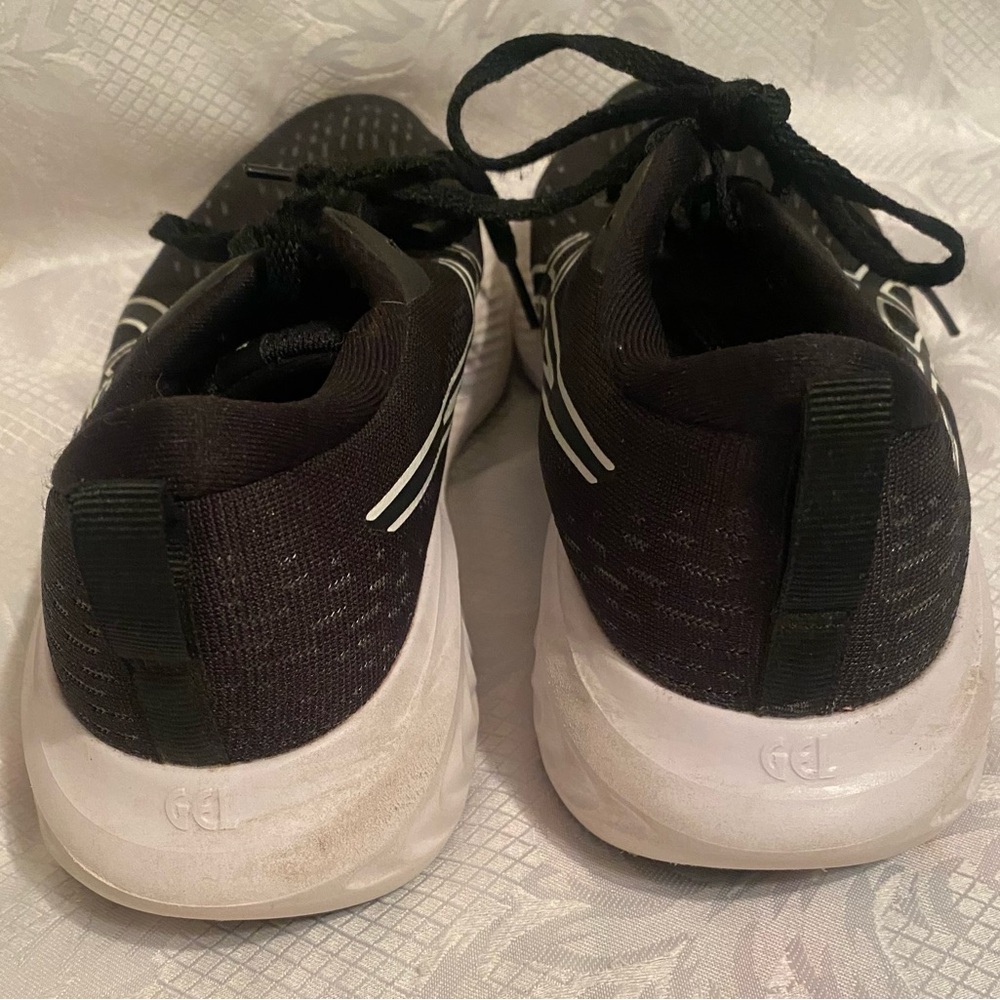 ASICS Black and White Running Shoes. Size 7.5 - Picture 7 of 9